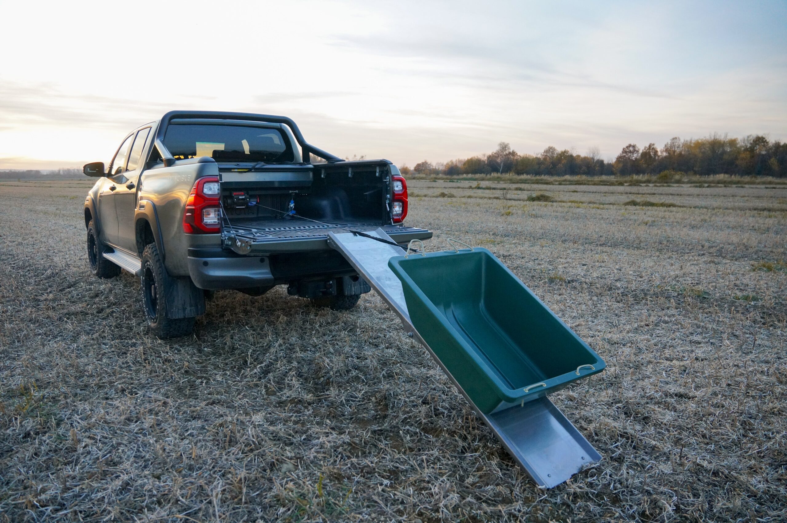 Universal hunting platform for pickup